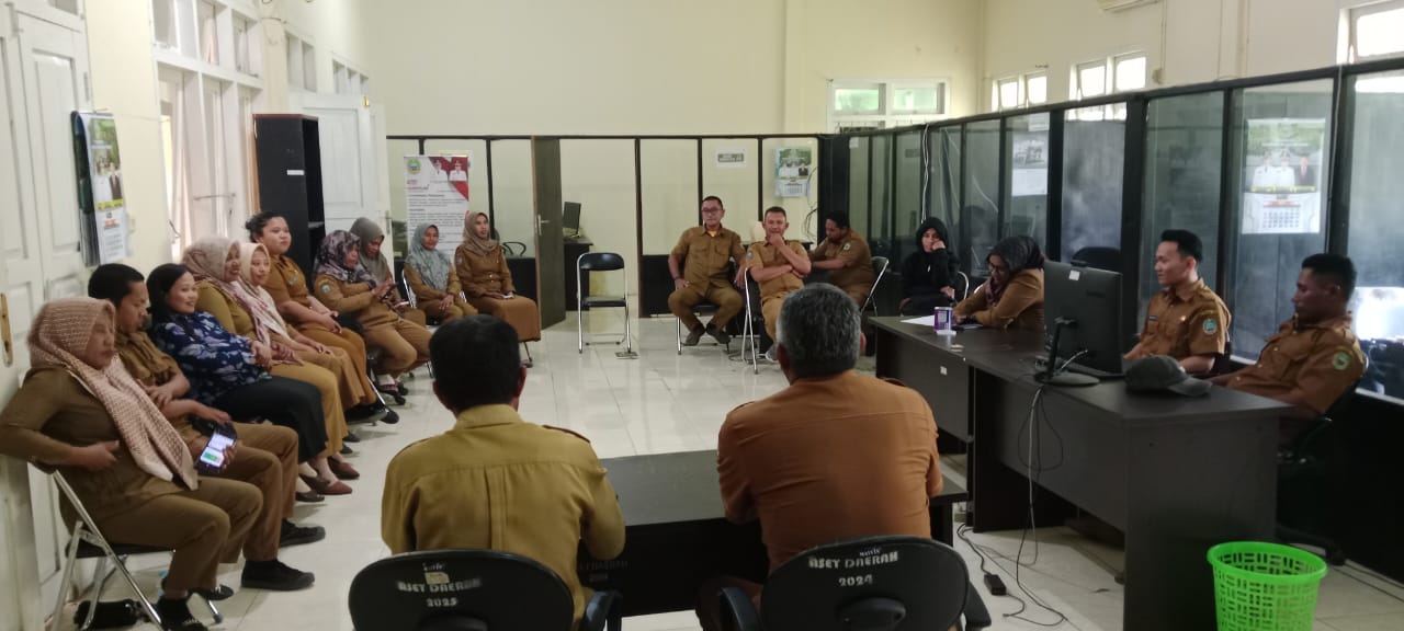 RAPAT RUTIN EVALUASI  DINAS KEPENDUDUKAN DAN PENCATATAN SIPIL KABUPATEN HALMAHERA TIMUR